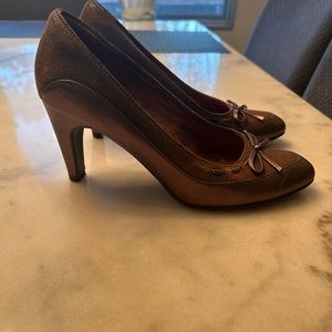 Cute bronze and brown with bow heels great comfort shoe with inside padding